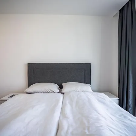 Charming One Bedroom In The Apartment *