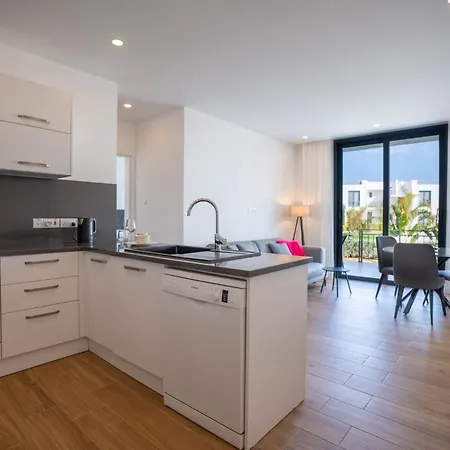 Charming One Bedroom In The Apartment *